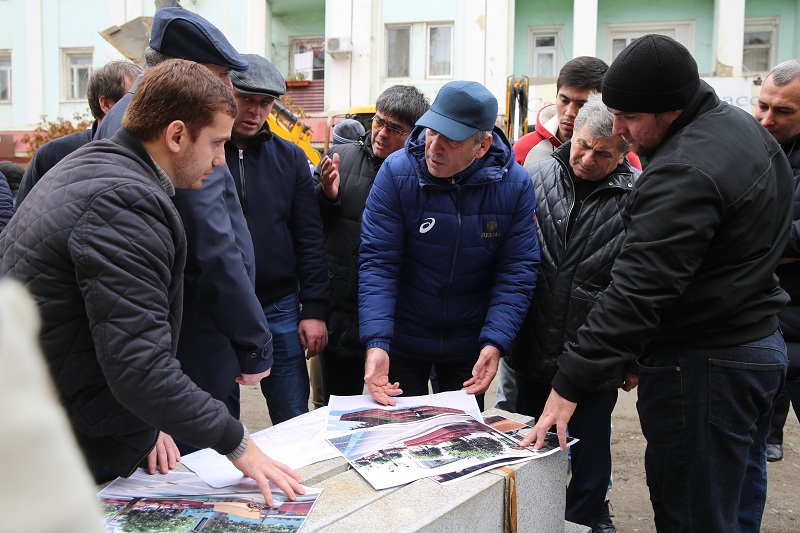 В Махачкале Абдусамад Гамидов проинспектировал ход реконструкции улицы им. У. Буйнакского